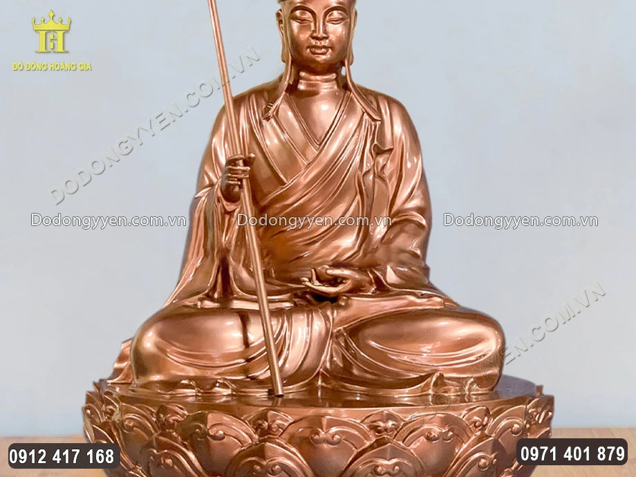 Ng&agrave;i ngồi theo thế kiết gi&agrave; tr&ecirc;n đ&agrave;i sen